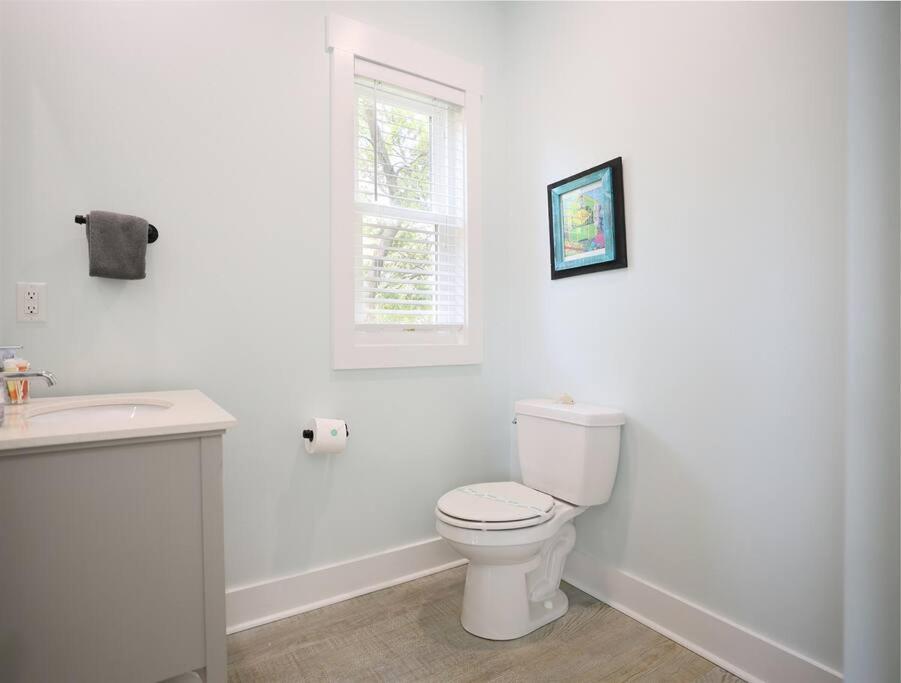 Modern upscale-House @ Lake-Golf Cart Rental-EV view 5