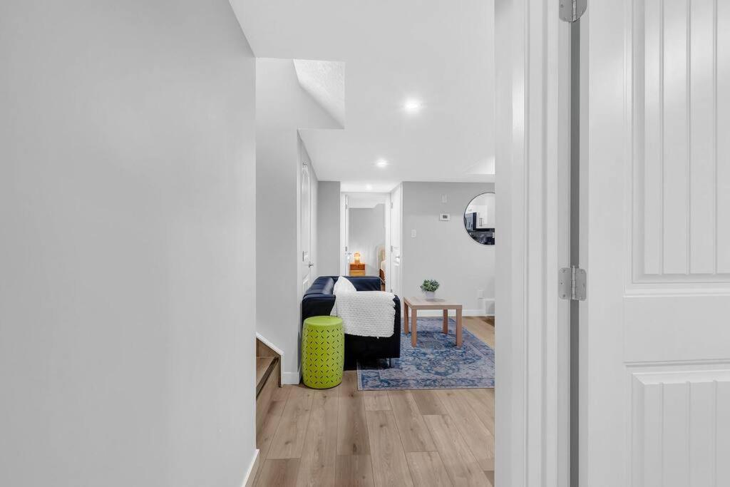 ModernSuite*NearAirport*2Queens*2Bedroom*FullKitchen