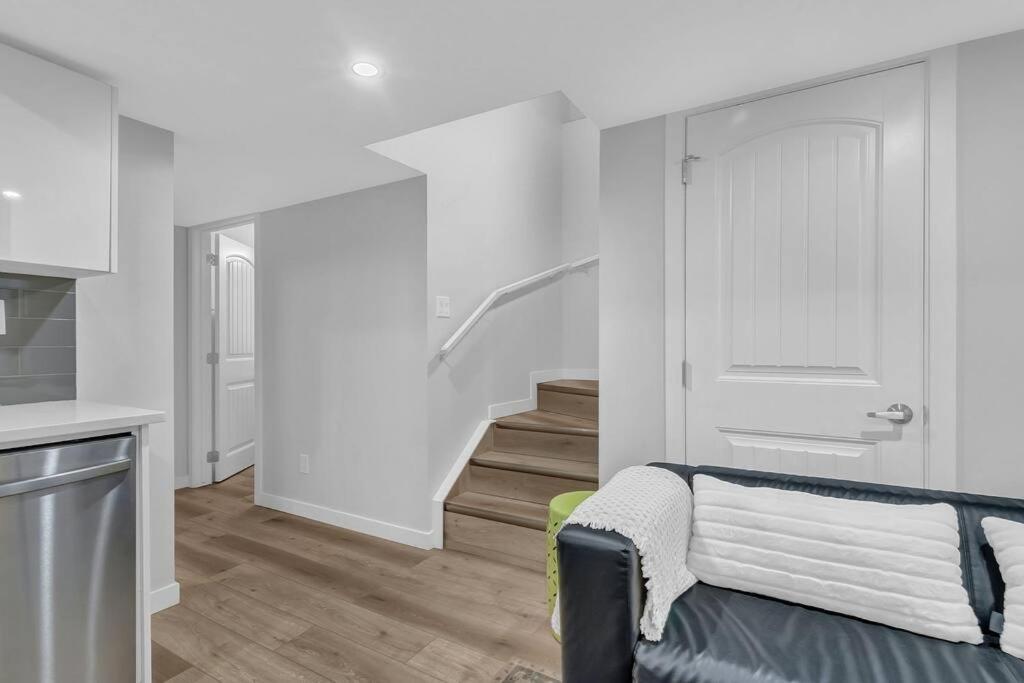 ModernSuite*NearAirport*2Queens*2Bedroom*FullKitchen