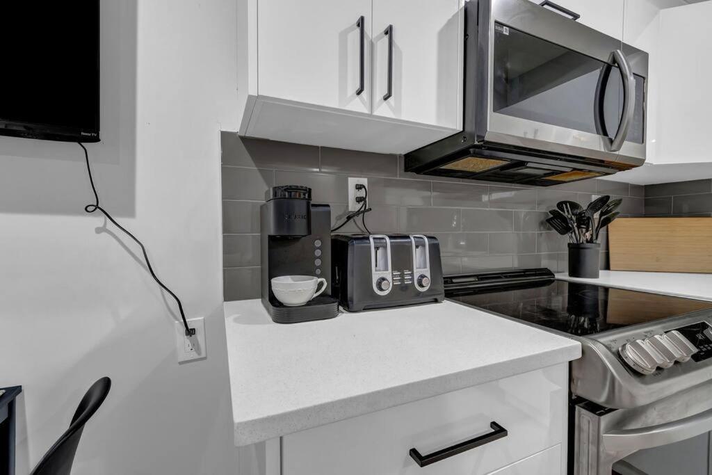 ModernSuite*NearAirport*2Queens*2Bedroom*FullKitchen