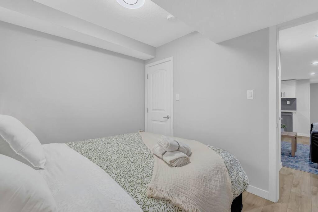 ModernSuite*NearAirport*2Queens*2Bedroom*FullKitchen