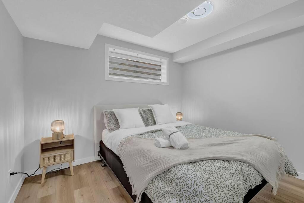 ModernSuite*NearAirport*2Queens*2Bedroom*FullKitchen