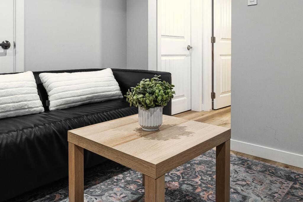 ModernSuite*NearAirport*2Queens*2Bedroom*FullKitchen