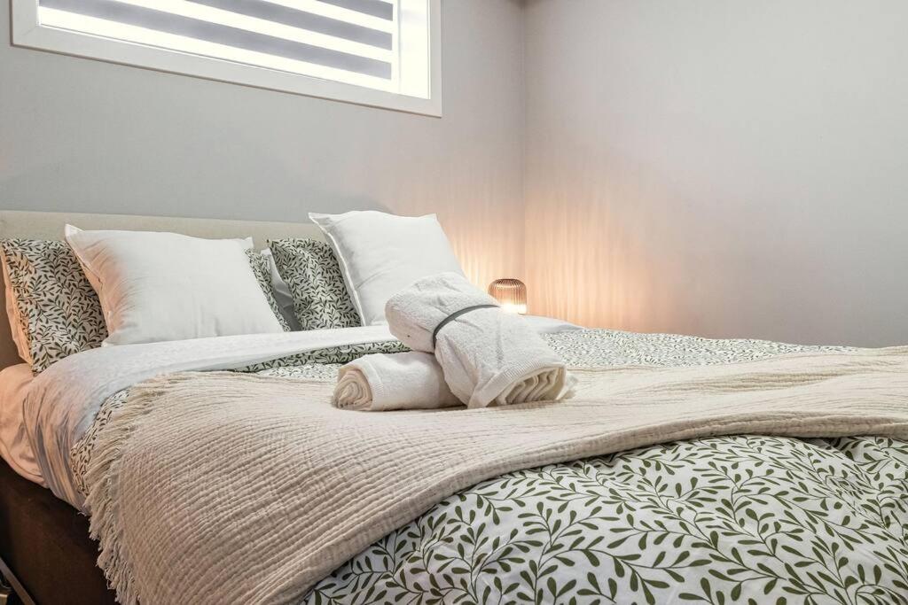 ModernSuite*NearAirport*2Queens*2Bedroom*FullKitchen
