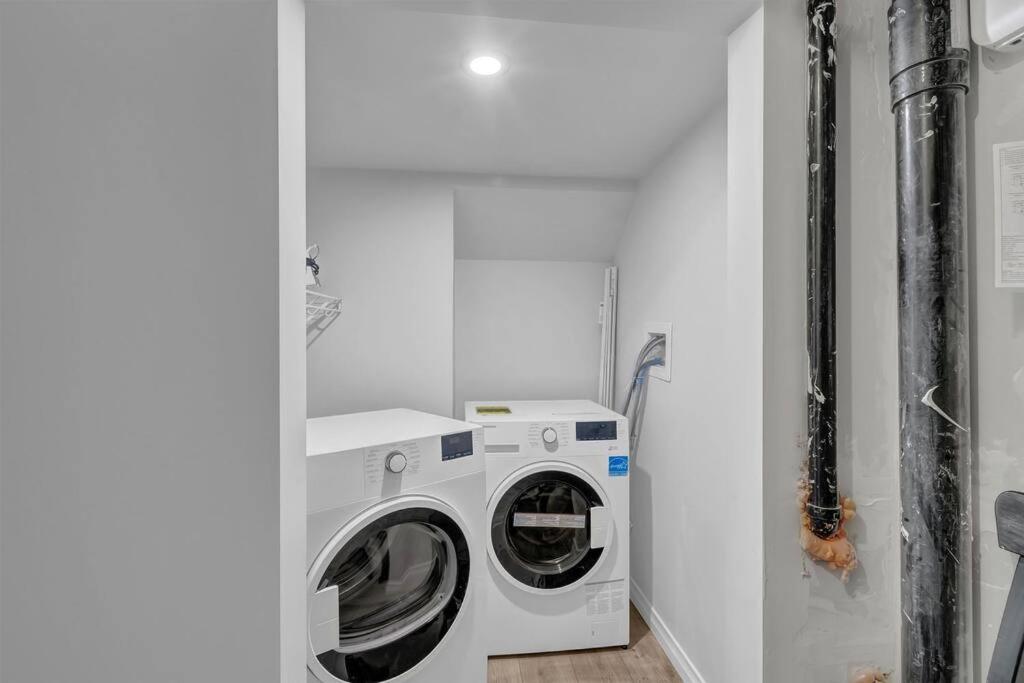ModernSuite*NearAirport*2Queens*2Bedroom*FullKitchen
