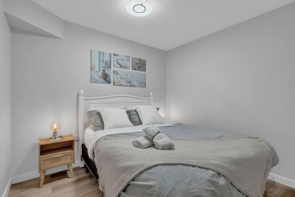 ModernSuite*NearAirport*2Queens*2Bedroom*FullKitchen