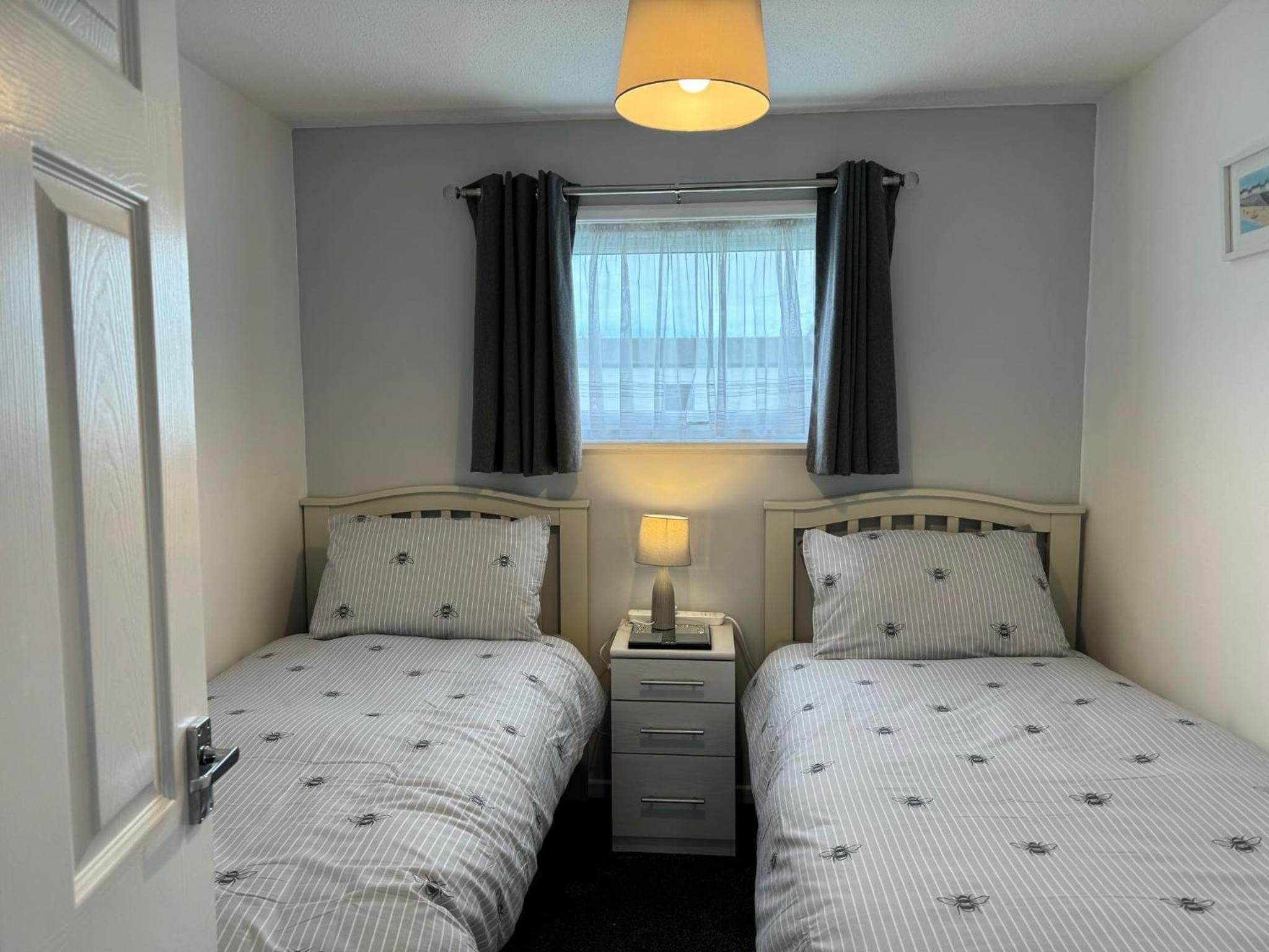 21 M&T Chalets ,2 bed chalet Florida holiday park , Hemsby view 5