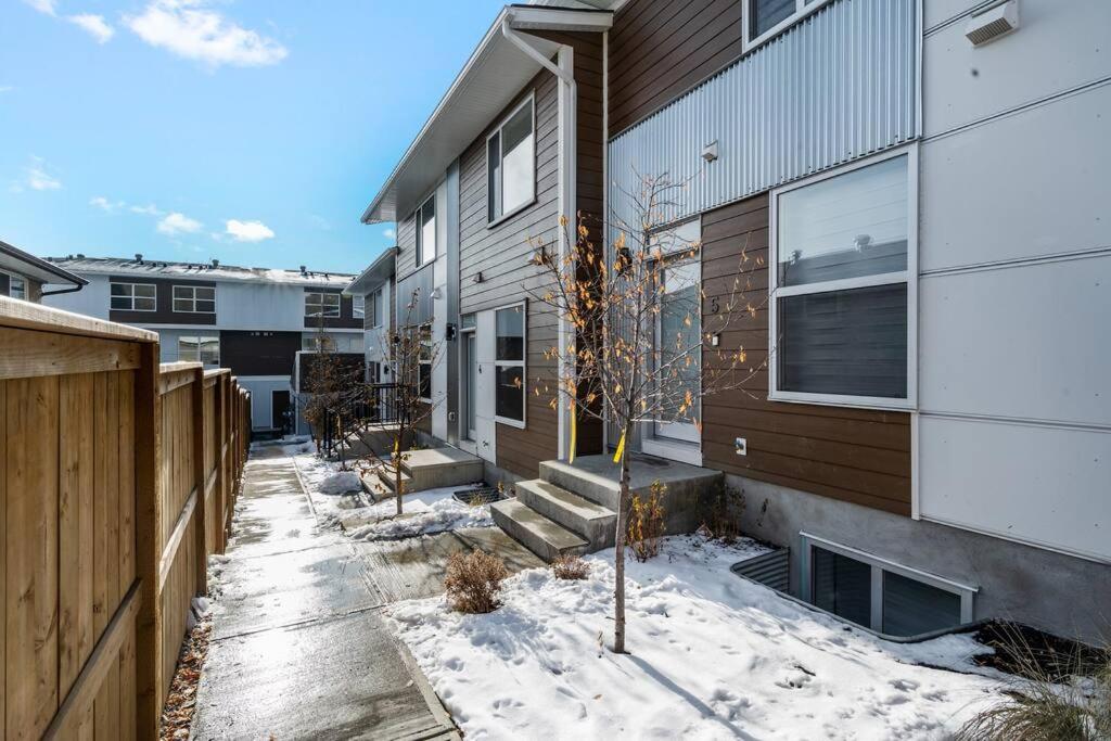Townhome with Free Parking, Near Downtown