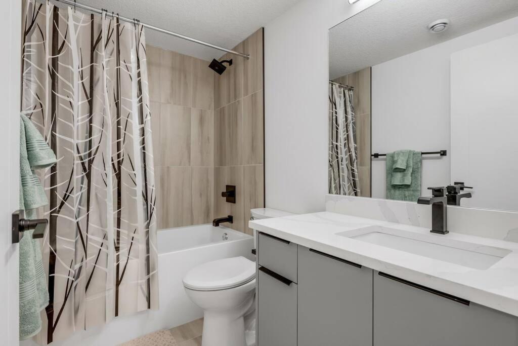 Townhome w Free Parking, Corner Unit, AC