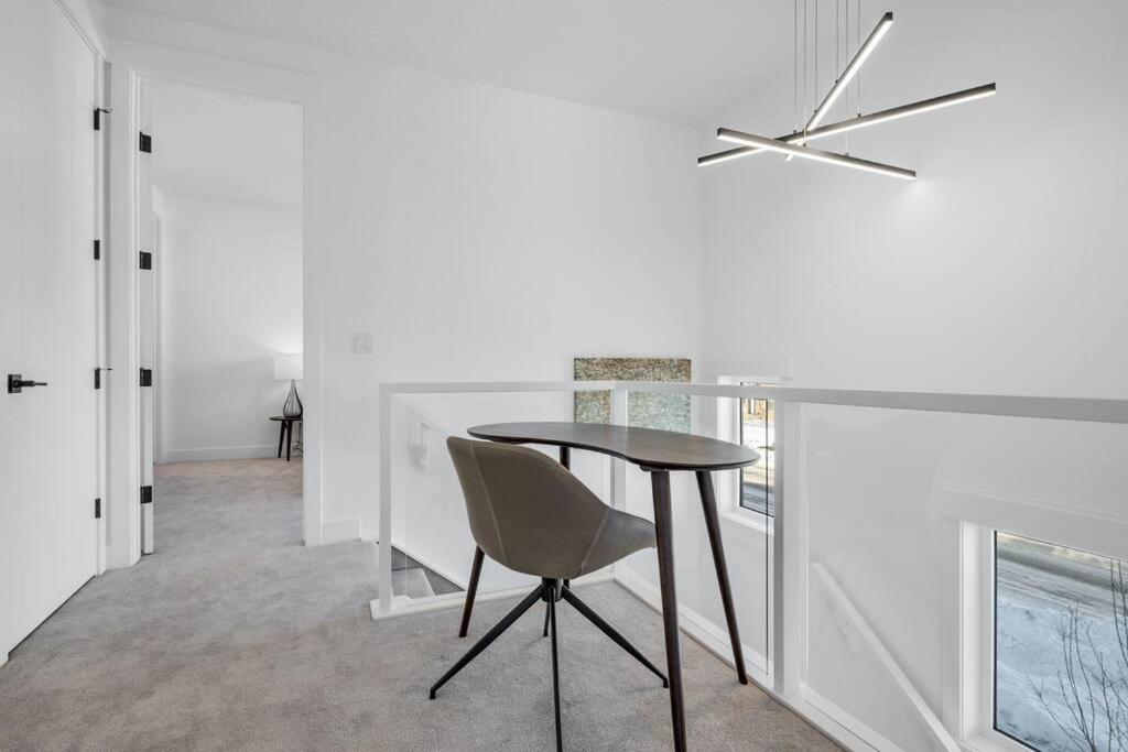 Townhome w Free Parking, Corner Unit, AC