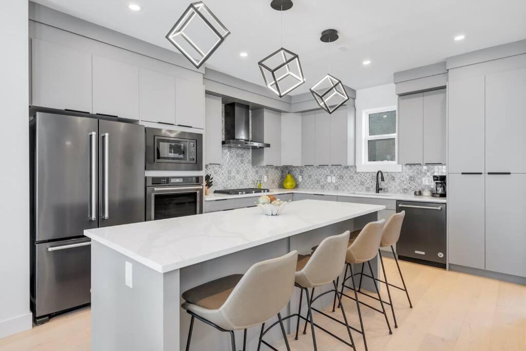 Townhome w Free Parking, Corner Unit, AC