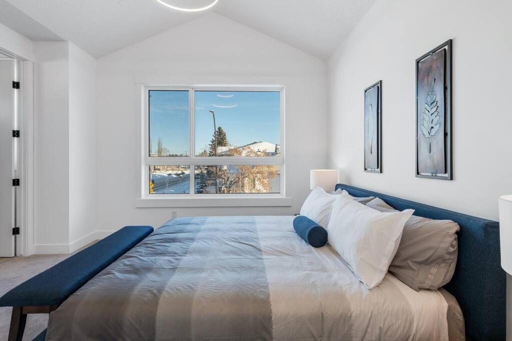 Townhome w Free Parking, Corner Unit, AC