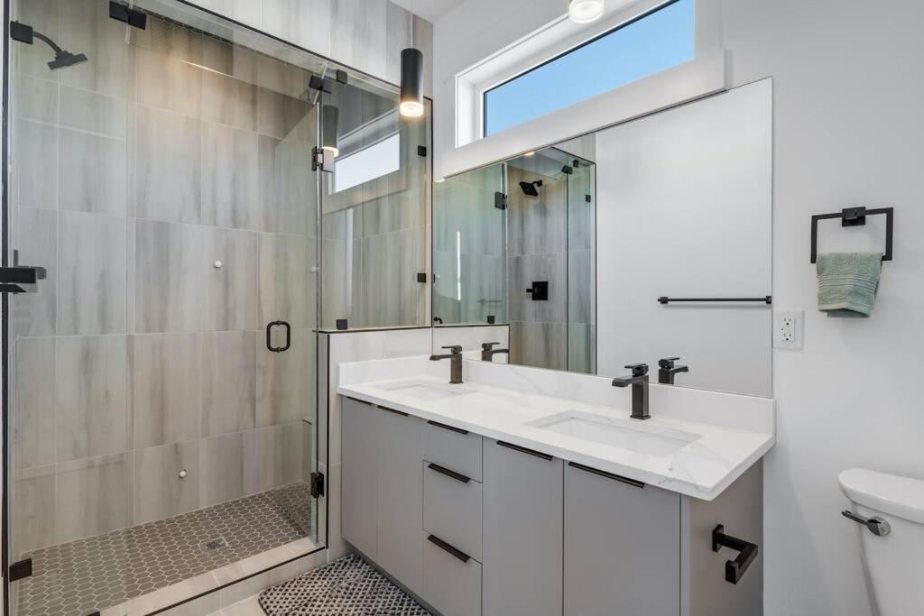 Townhome w Free Parking, Corner Unit, AC