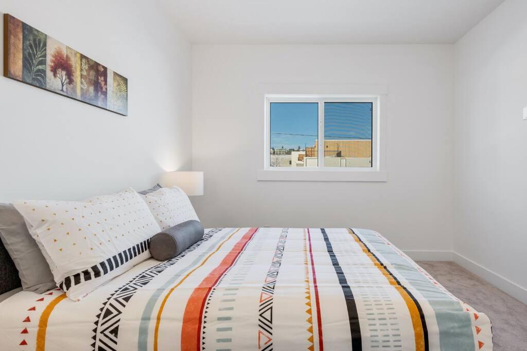 Townhome w Free Parking, Corner Unit, AC