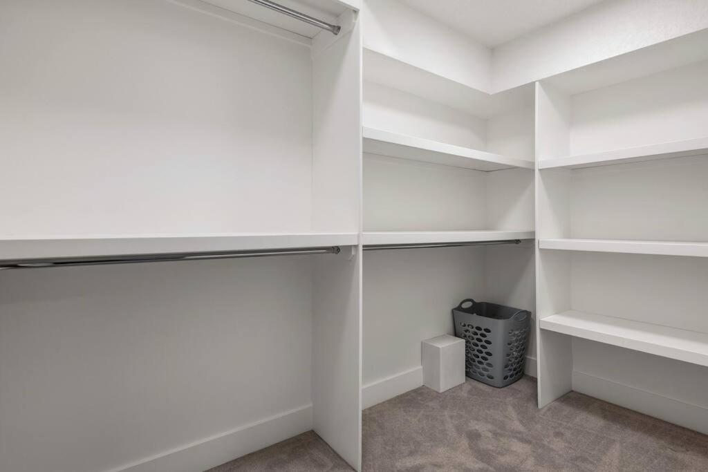 Townhome w Free Parking, Corner Unit, AC