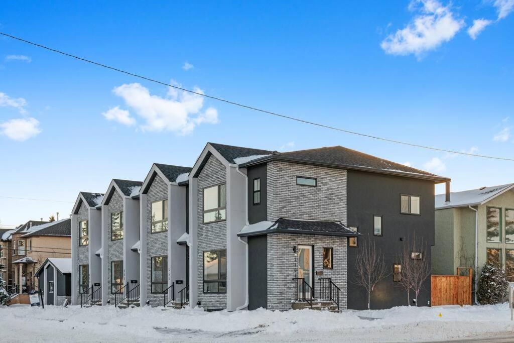 Townhome w Free Parking, Corner Unit, AC