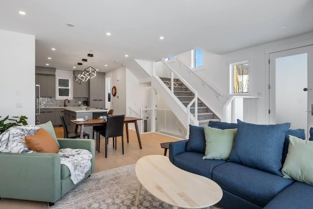 Townhome w Free Parking, Corner Unit, AC