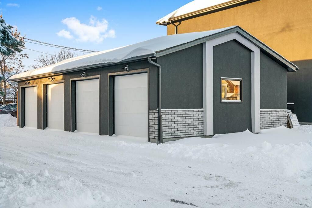 Townhome w Free Parking, Corner Unit, AC