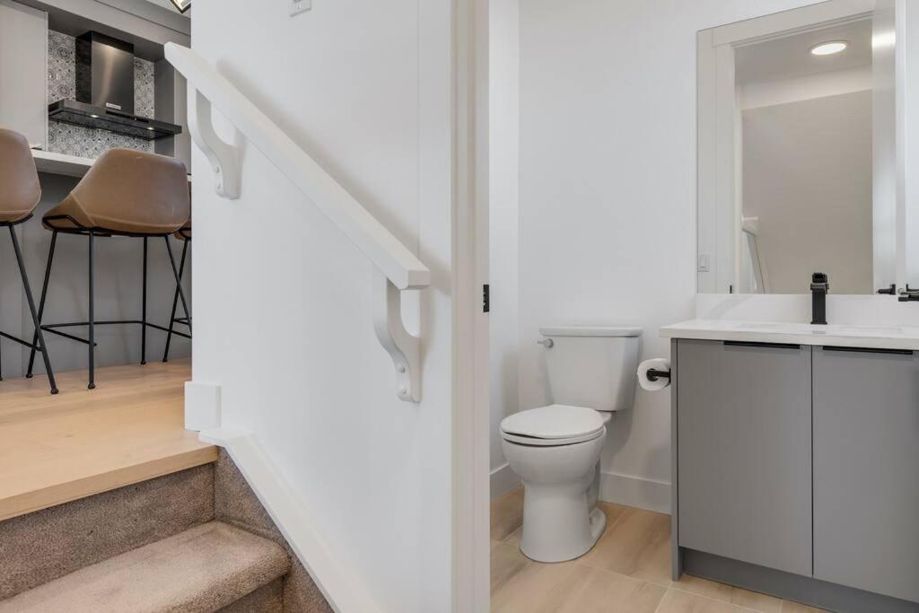 Townhome w Free Parking, Corner Unit, AC