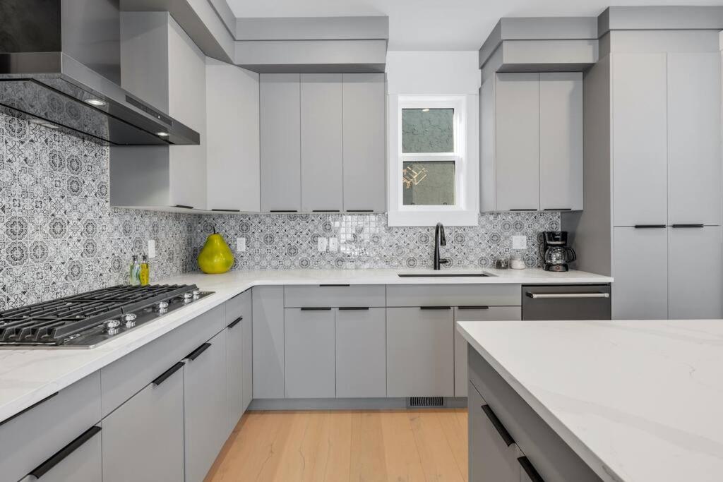 Townhome w Free Parking, Corner Unit, AC