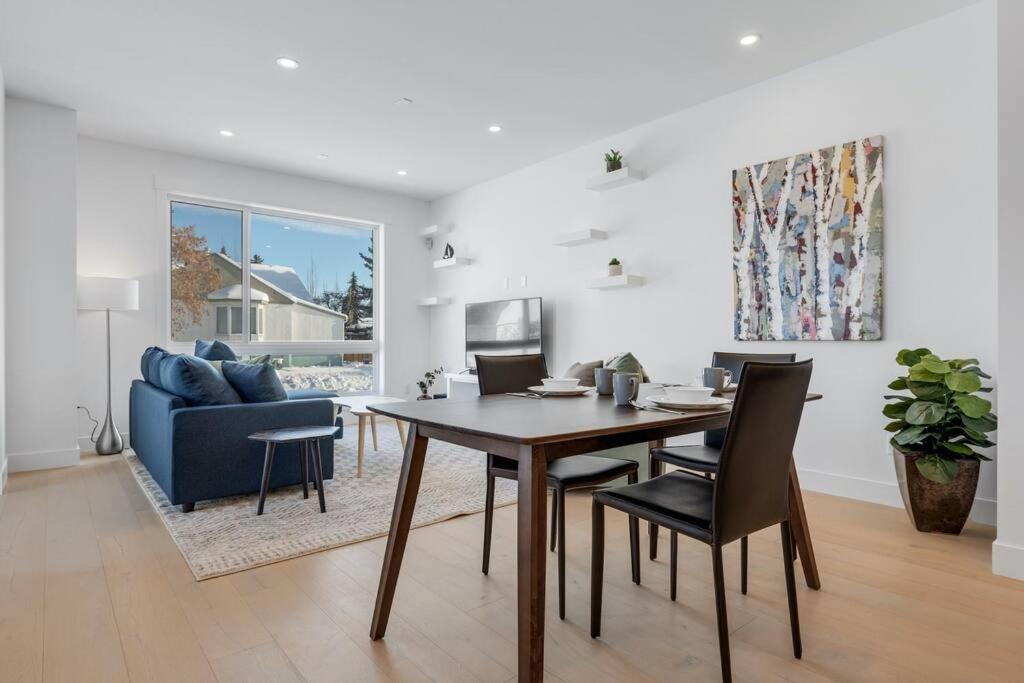 Townhome w Free Parking, Corner Unit, AC