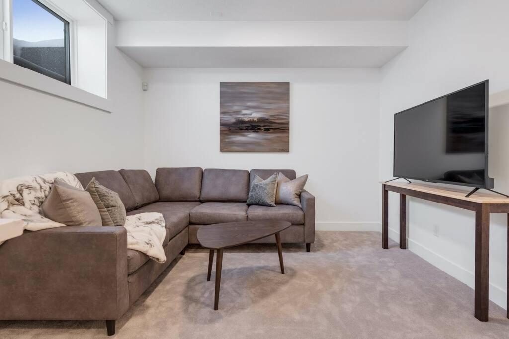 Townhome w Free Parking, Corner Unit, AC