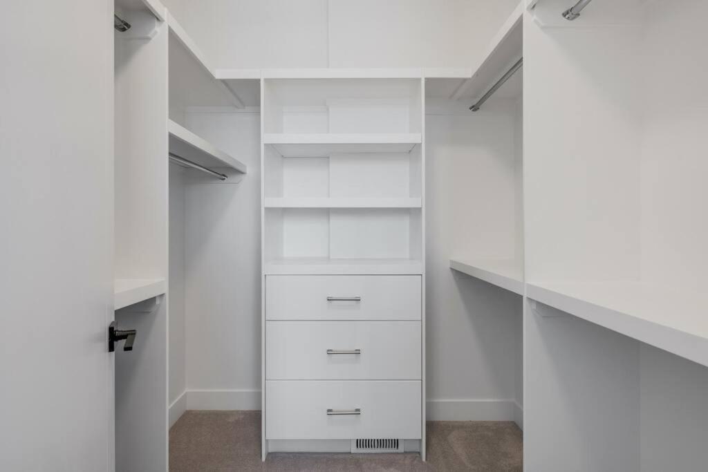 Townhome w Free Parking, Corner Unit, AC