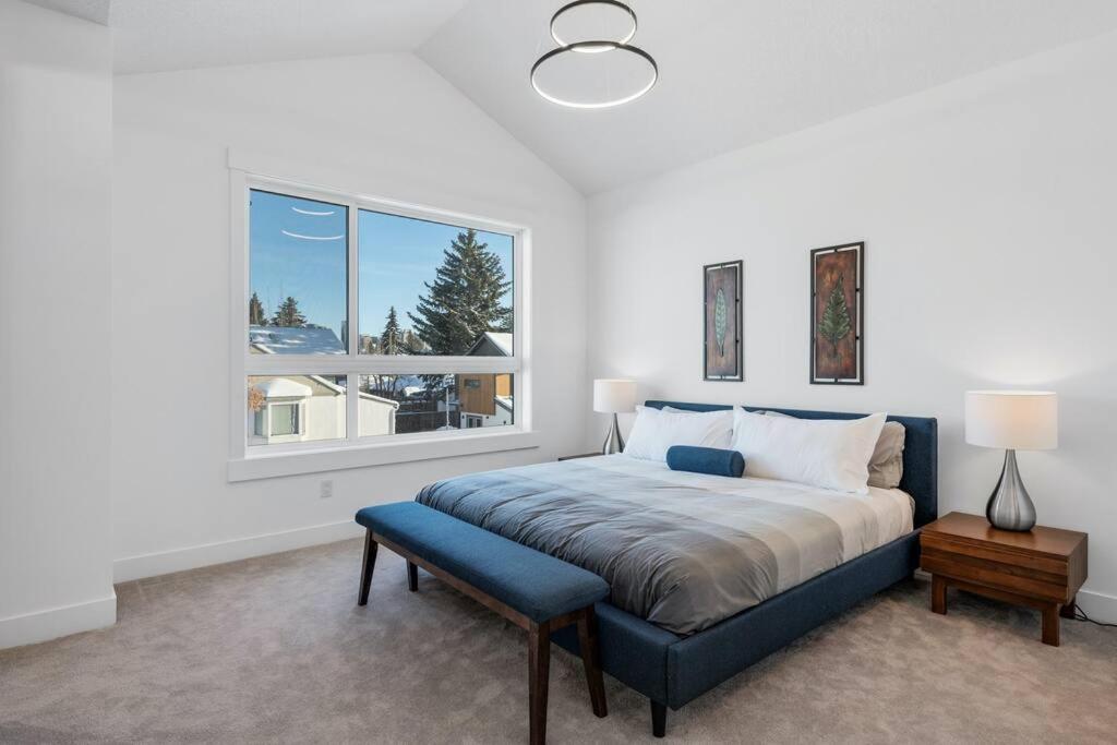 Townhome w Free Parking, Corner Unit, AC