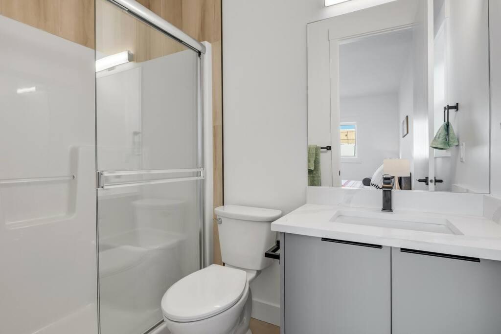 Townhome w Free Parking, Corner Unit, AC
