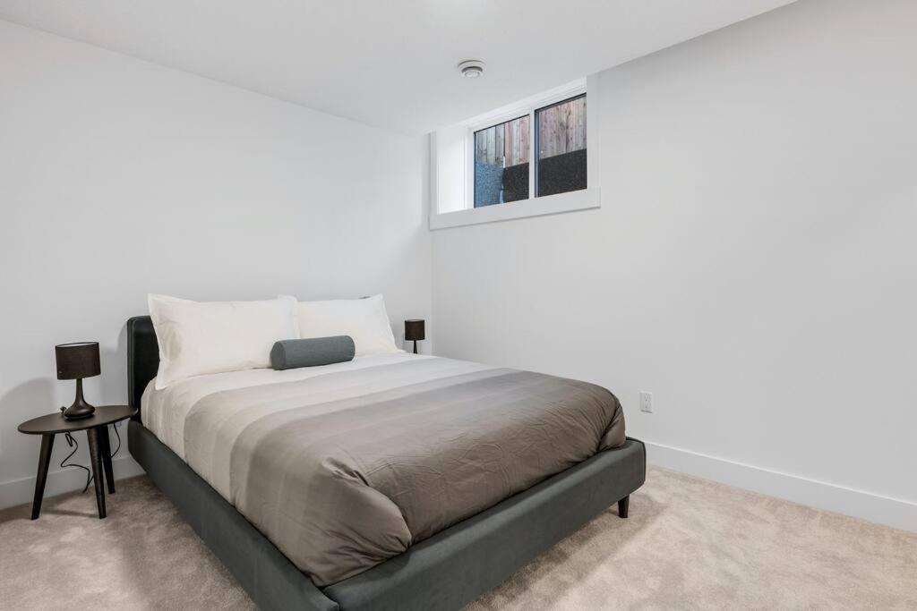 Townhome w Free Parking, Corner Unit, AC