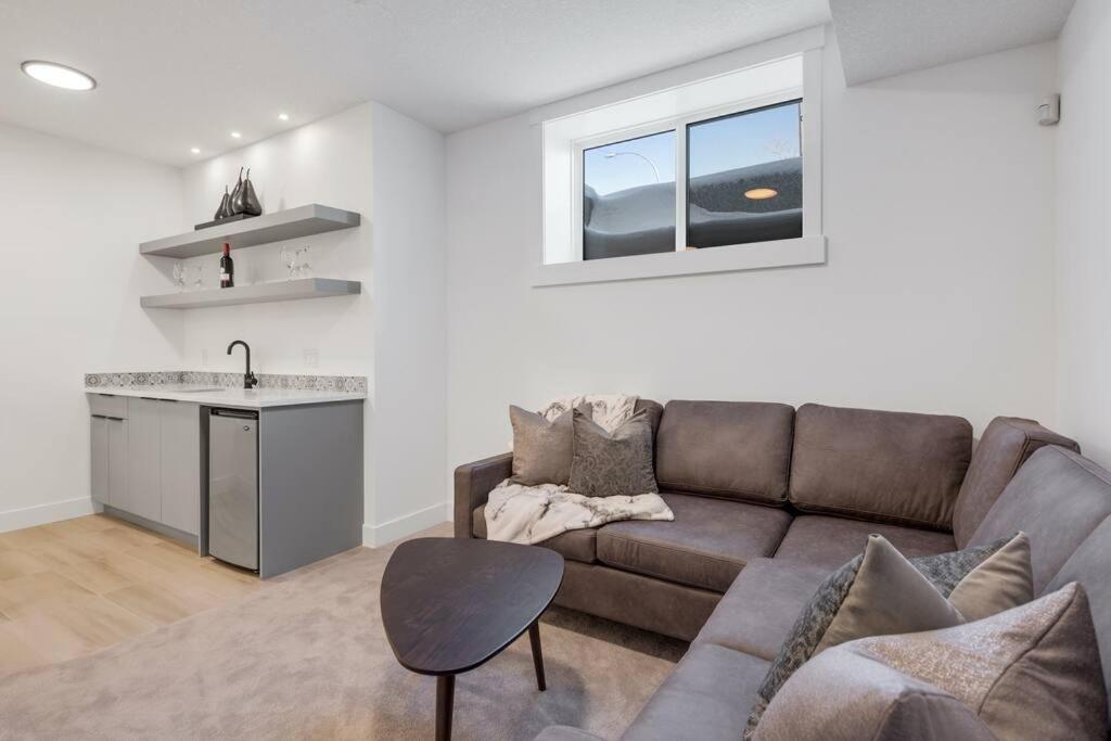 Townhome w Free Parking, Corner Unit, AC