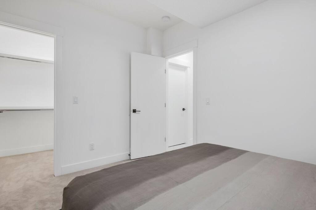 Townhome w Free Parking, Corner Unit, AC