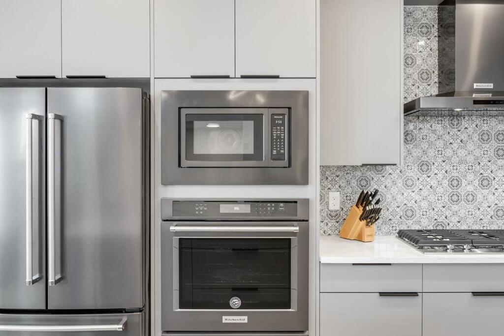 Townhome w Free Parking, Corner Unit, AC
