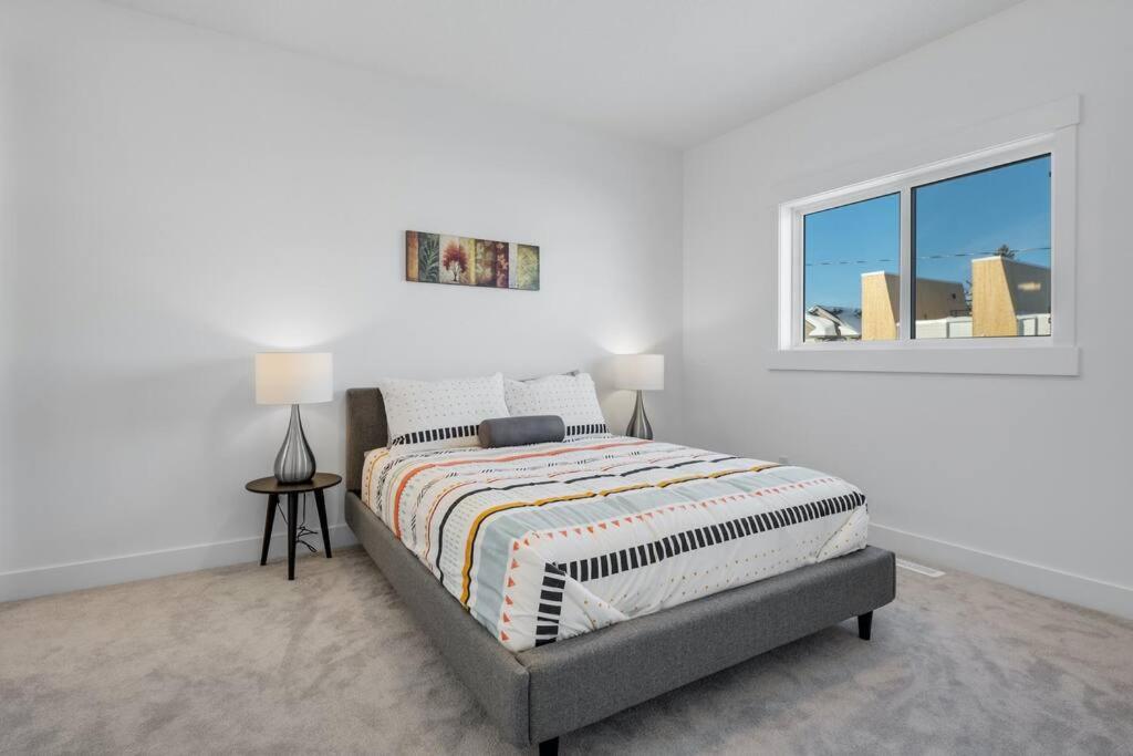 Townhome w Free Parking, Corner Unit, AC