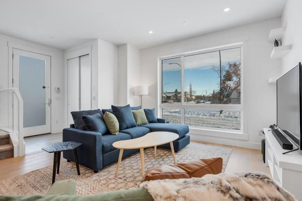 Townhome w Free Parking, Corner Unit, AC