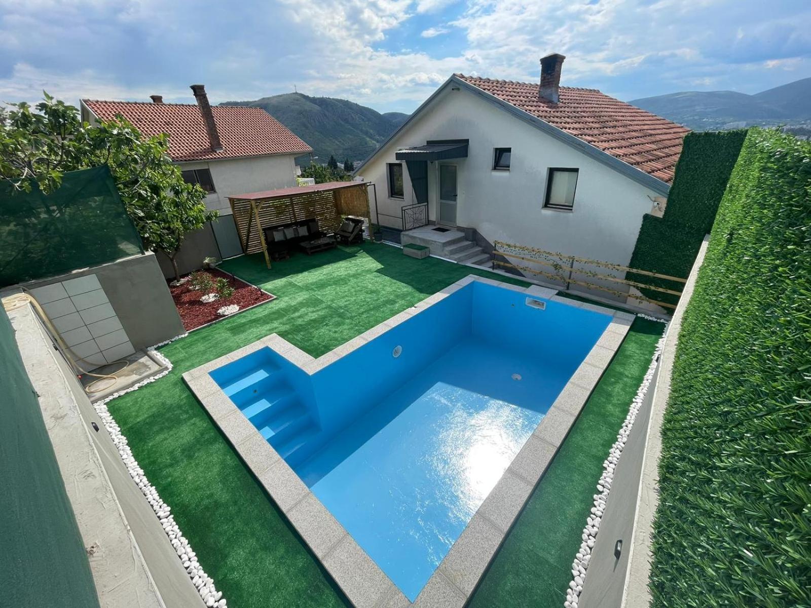 Hills Holiday House