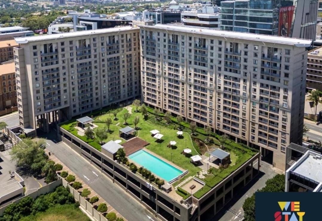 Sandton Lux, 2 Bedroom & 2 Ensuite, No Load shedding