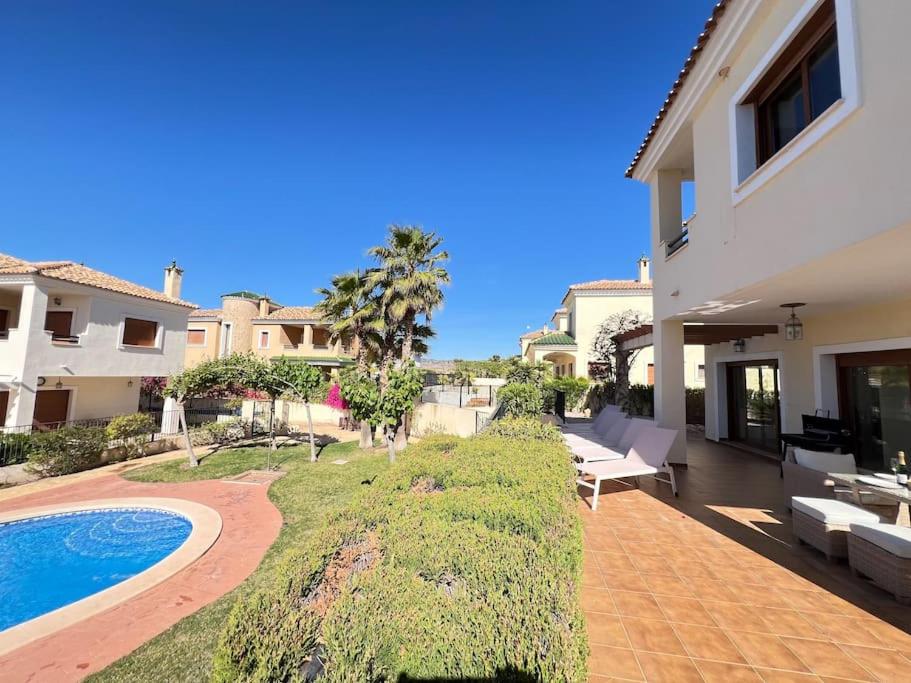 Preciosa Villa El Santuario piscina Altaona Golf