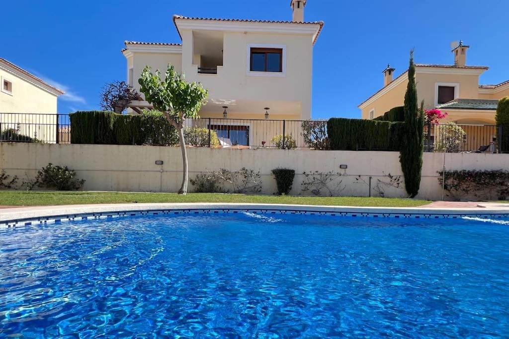 Preciosa Villa El Santuario piscina Altaona Golf