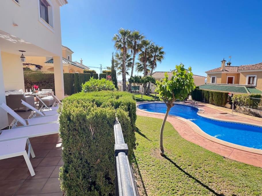 Preciosa Villa El Santuario piscina Altaona Golf