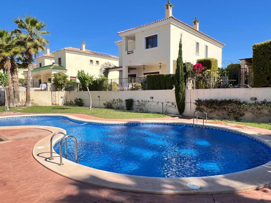 Preciosa Villa El Santuario piscina Altaona Golf