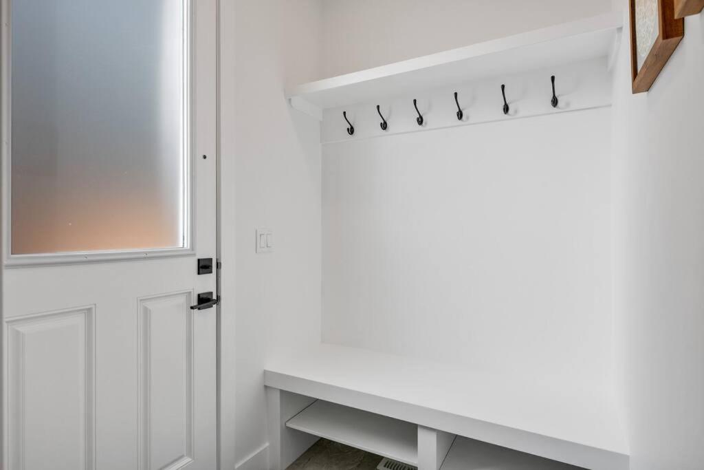 Townhome w Free Parking & Fast Wi-Fi