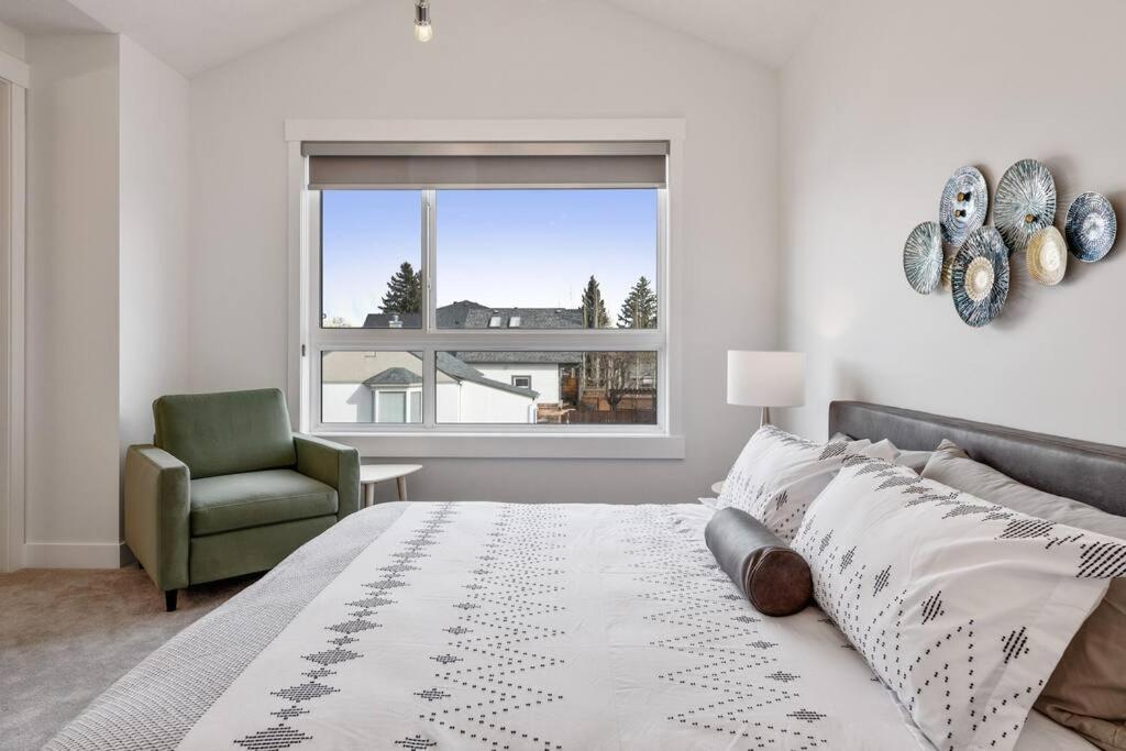 Townhome w Free Parking & Fast Wi-Fi
