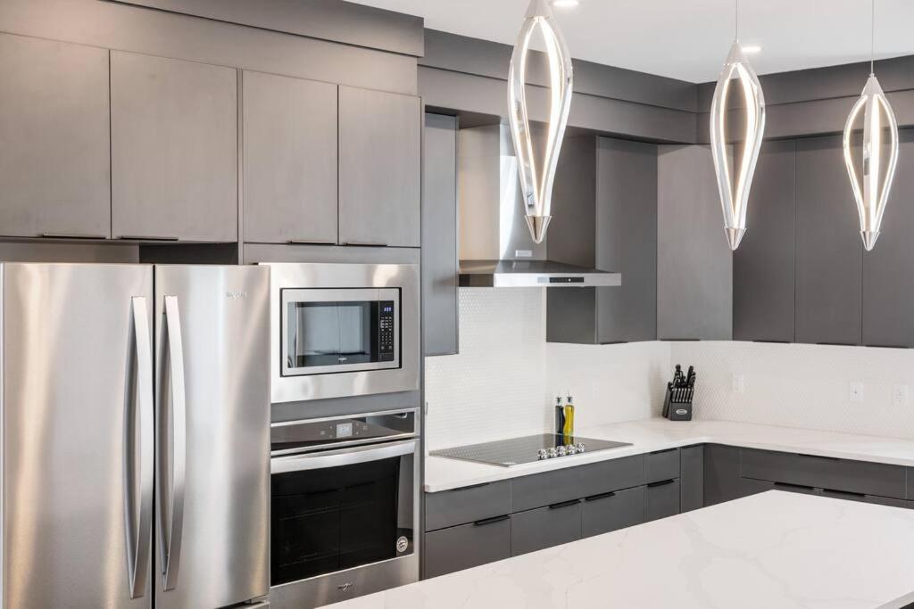 Townhome w Free Parking & Fast Wi-Fi
