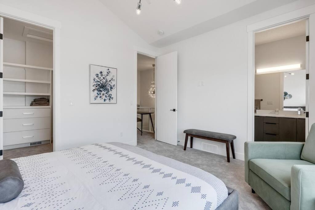 Townhome w Free Parking & Fast Wi-Fi
