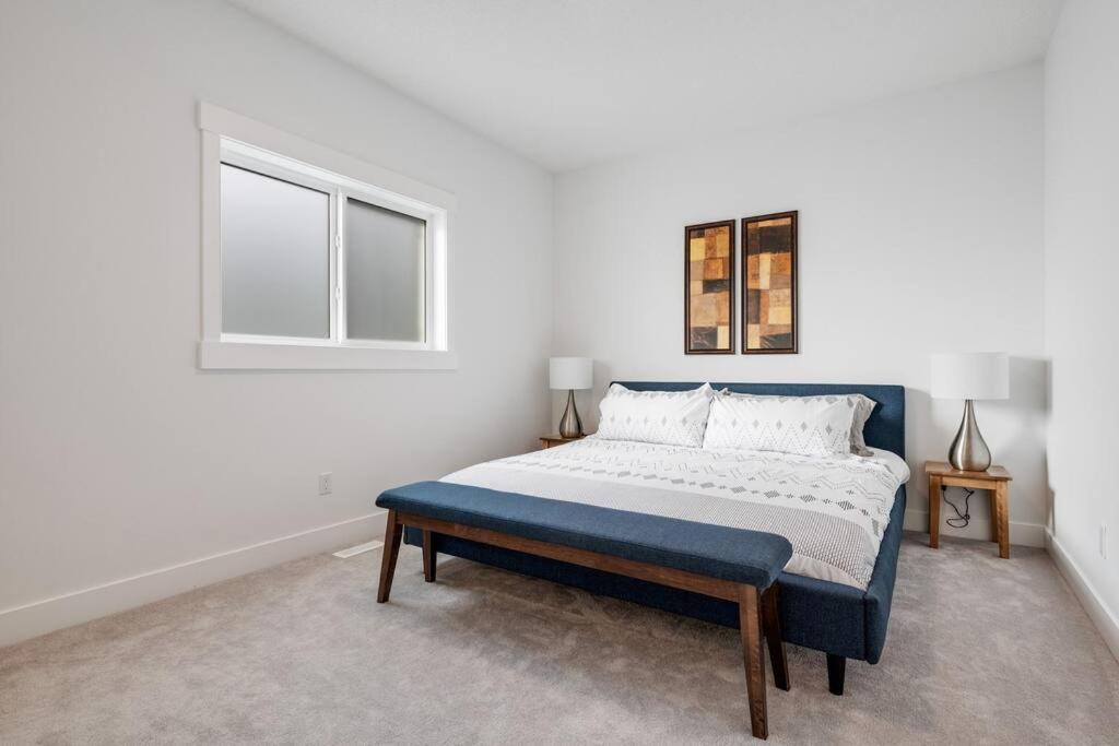 Townhome w Free Parking & Fast Wi-Fi