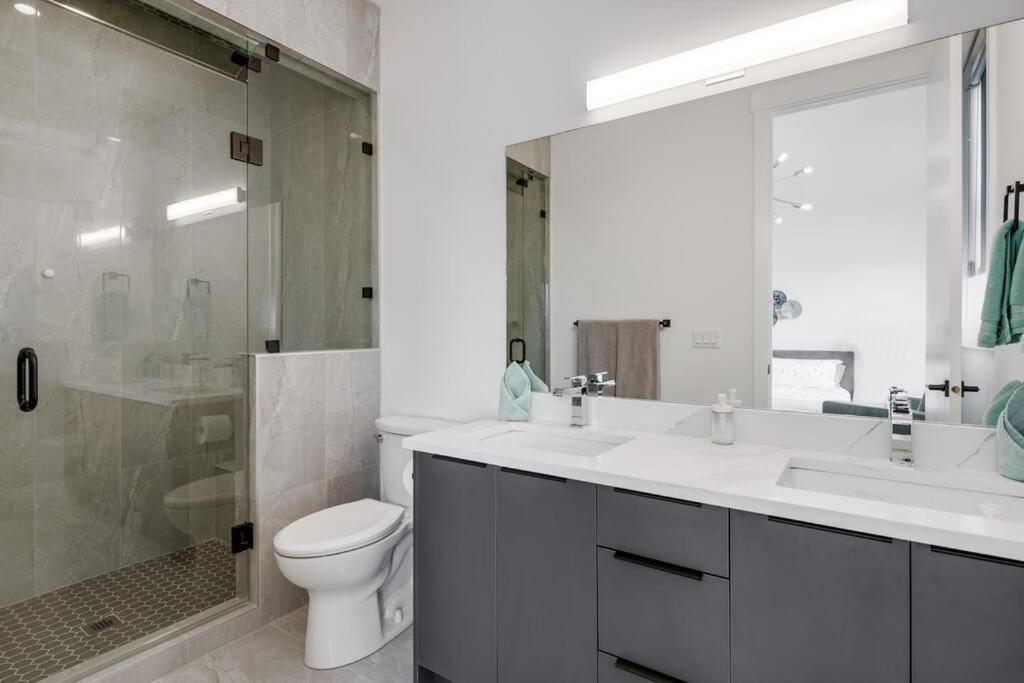 Townhome w Free Parking & Fast Wi-Fi