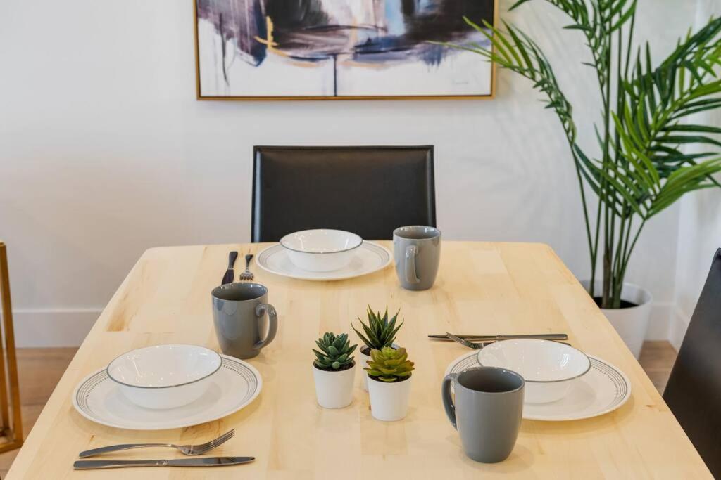 Townhome w Free Parking & Fast Wi-Fi