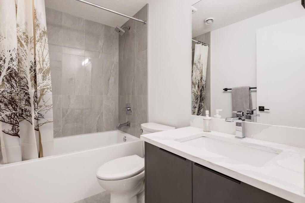 Townhome w Free Parking & Fast Wi-Fi