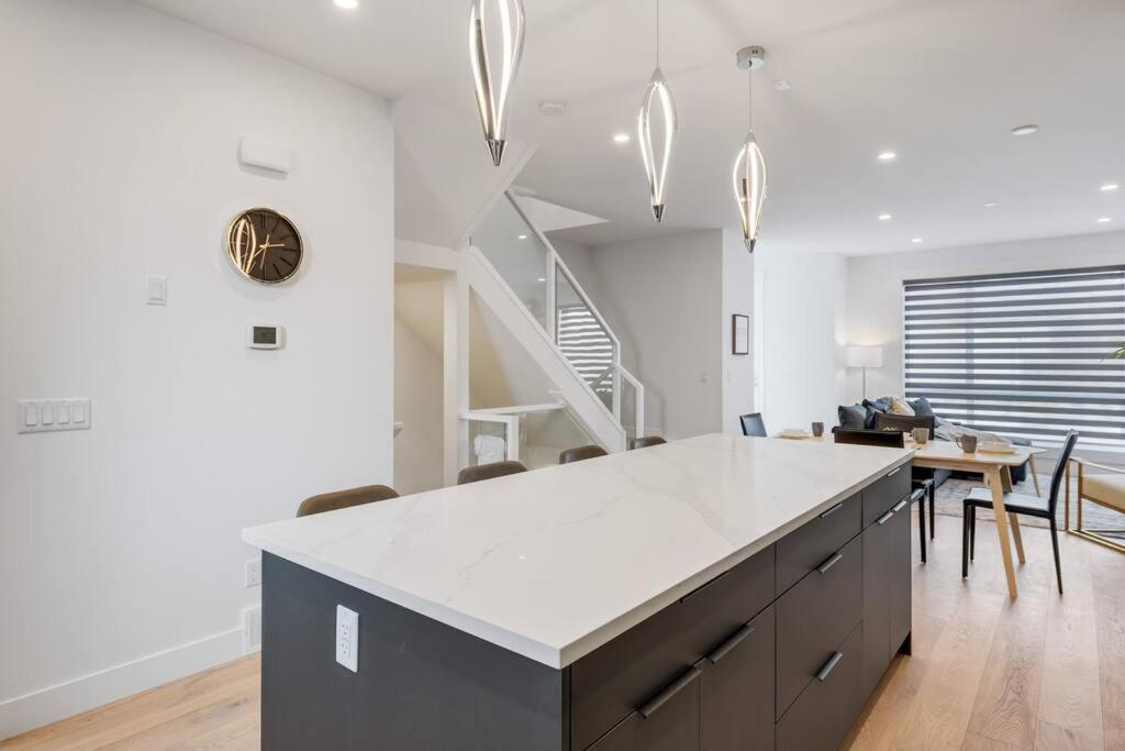 Townhome w Free Parking & Fast Wi-Fi